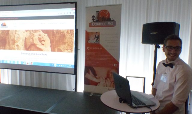 M. Froehly, stagiaire au service communication, présente le nouveau site internet